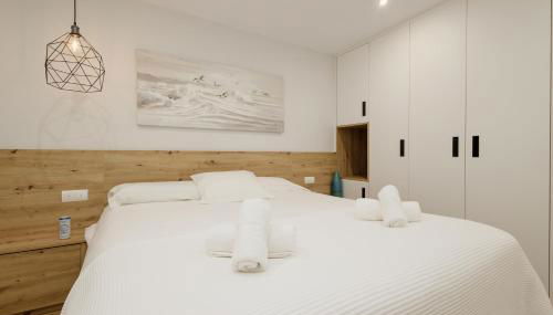 Private heatable infinity pool with sea views in La Mairena, Marbella - Foto 5, towels, wardrobe