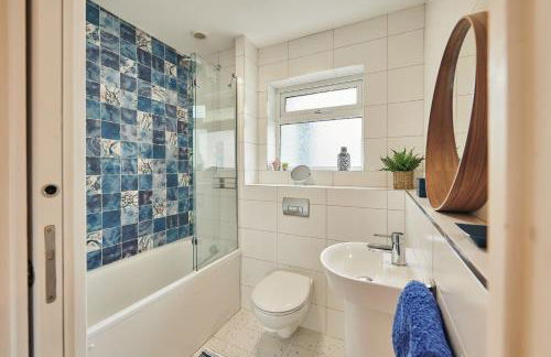 Lloret, Contemporary Retreat with Hot Tub & Waterside Views - Photo 25