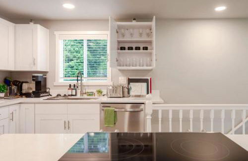 Chic 3BR 2BA Duplex w Serene View BBQ near airport - Foto 20