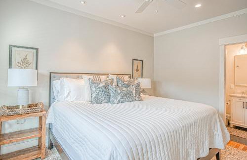 NEW LISTING Six Bedrooms - Private Dock - Steps to the Beach - Sleeps 14 - Foto 29