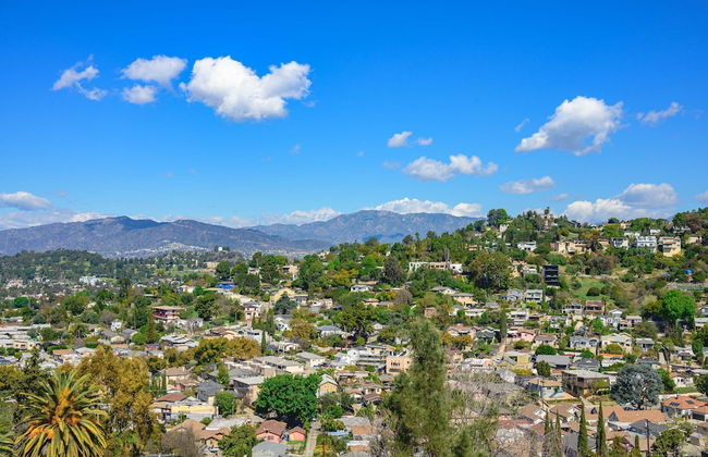 Scenic Retreat With Deck Stunning Views in LA - Foto 46