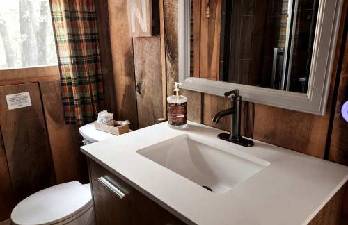 Rustic-Modern Chalet w/ Fire Pit, Deck & Views in Slanesville, WV - Foto 45