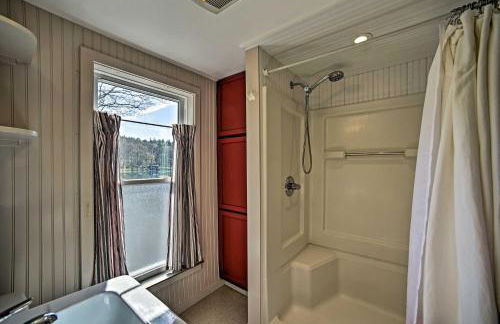 BBQ Ready Lakeside Milford Home with Paddleboat - Foto 15