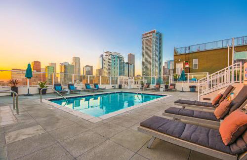 Downtown Escape - 2BR w Skyline Views & Hot Tub - Foto 25