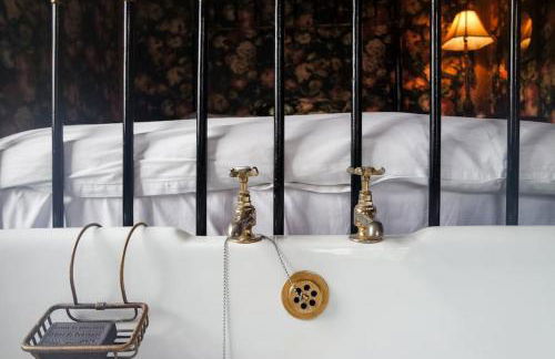 Charming Tudor riverside house - Foto 54