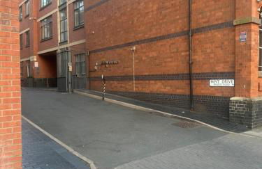 2 Beds Mint drive With Secure car Or Van Park w WiFi-Netflix No Deposit Required - Foto 24