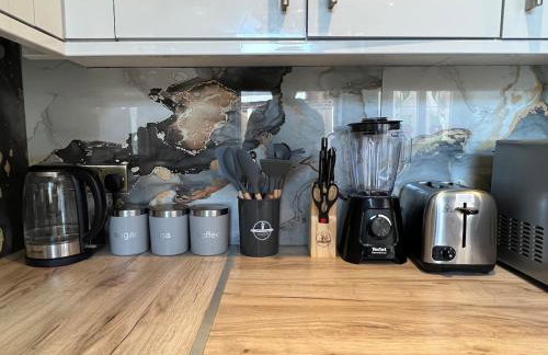 The Place with king beds, Ensuite Bathrooms, Close to Airport and Free Parking - Foto 19