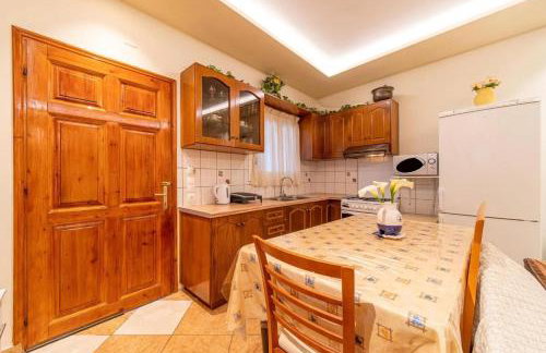 Kalemi House, Spacious 2BR Home with Garden near Ipsos and Dassia - Foto 9