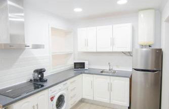 Stylish 3-Bedrooms Getaway with Terrace & Pool - Foto 26