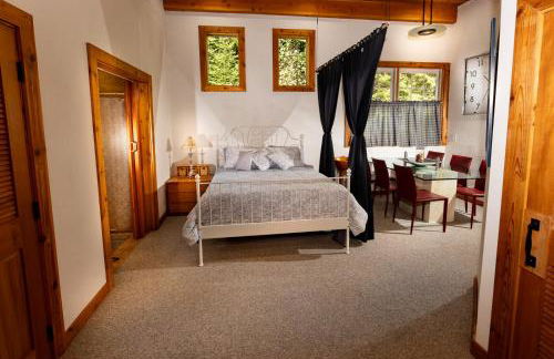 Private Two-Cabin Retreat Near Silverwood Theme Park - Sleeps 15 - Photo 68