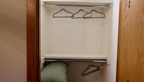 Hidden Hillside Retreat - A Secluded Modern Cabin - Foto 5, wardrobe