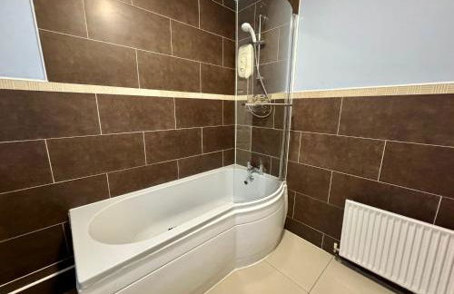 FERRY HOUSE - INVOICE and REDUCED PRICE only via SUNRISE SHORT LETS DUNDEE, 4 Bed House, Great for Contractors, Fully Equipped, Private Parking, Easy Ring Road Access - ASK SUNRISE SHORT LETS - and ONLY 5 Mins to STANNERGATE Ports - Foto 9