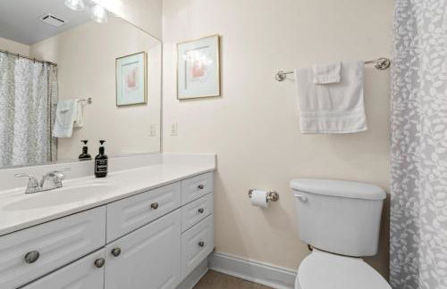 Sunset Serenity!!-Tropical Waterfront Oasis-Huge Private Patio-10Min to KingSt & Beaches - Foto 47