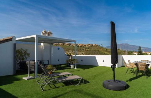 Serene hideaway, luxurious 2-bedroom penthouse apartment in the exclusive Paraíso Pueblo - Photo 29