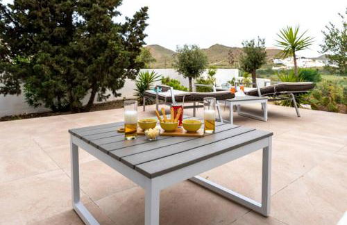 TurAlmeria - Casa Tranquila con Jardín y Aparcamiento privado - Foto 9