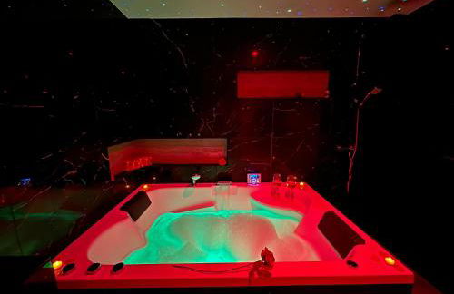 SPICY LOVE - proche Nice et Cannes - Jacuzzi privatif - French Riviera - luxe - suite romantique - Foto 6