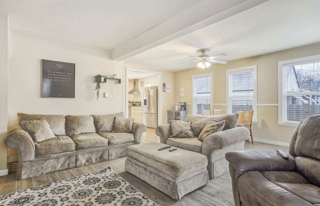 2BR Central Location Big Backyard & Dog Friendly! - Photo 1