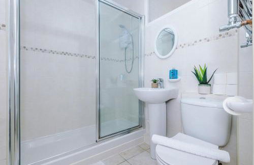 2Bed Bungalow, Free Netflix, Prime, Disney, WiFi, Private Parking - Foto 17