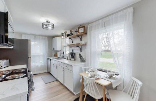 Touchdown Bungalow-Charming HOF Village Home - Foto 24