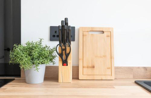 Stylish 2 Bedroom Flat Near Leeds Centre with Free Parking, Ideal for Contractors & Long Stays - NordStay - Foto 11