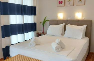 Blue Window - Photo 2