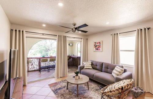 *Eclectic hidden Gem / Tiki Bar and Pool* - Foto 4