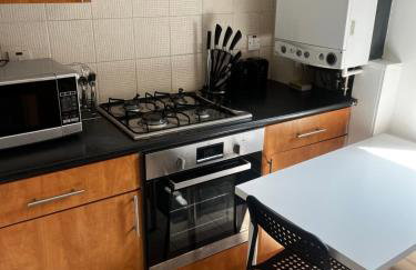 Cozy Two Bedroom Flat 1 Minute from Forest Hill Train Station - Photo 7