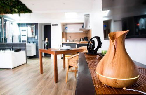 SECRET SUITE "Jungle" - Jacuzzi privatif - Gare RER C - Proche Paris - Foto 17