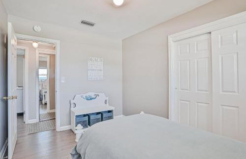 Beach house & backyard oasis with private pool - short walk to beach - Foto 19