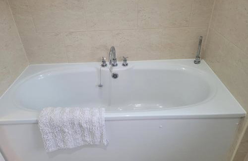 Detached luxury 5 bed house, lanscaped garden, fire pit, parking, can sleep families or workers - Foto 24