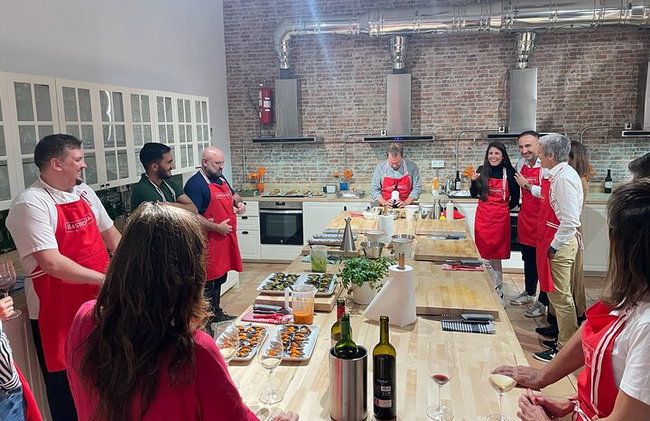 Clase de cocina vasca inmersiva para grupos pequeños en Bilbao con barra libre - Foto 1