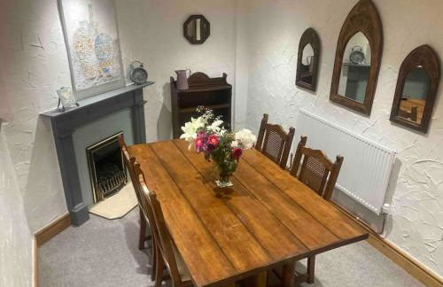 Quaint Cottage main street Llandeilo - Photo 1