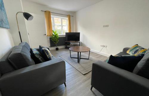 Brand New High Spec House with Parking & Wi-Fi By Home Away From Home - A - Foto 10
