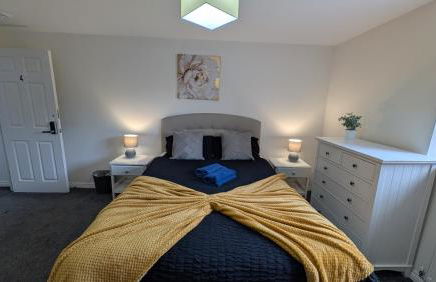 Large Modern House with Private Parking - Foto 102