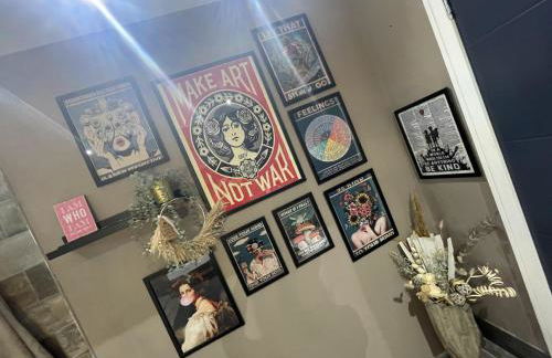 Artsy Retreat - Sleeps 6 Free Parking & Balcony - Photo 9