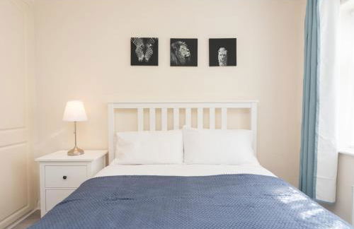 Spacious 4 Bed House Free Parking Near Station - Pass the Keys - Foto 31