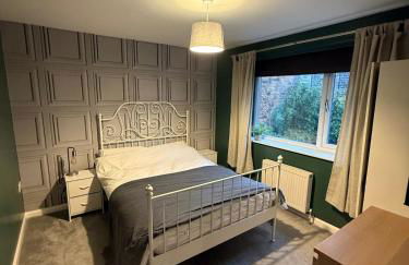 Large stylish home with Games room 5 bedroom sleeps 11 free WiFi and parking - Foto 18