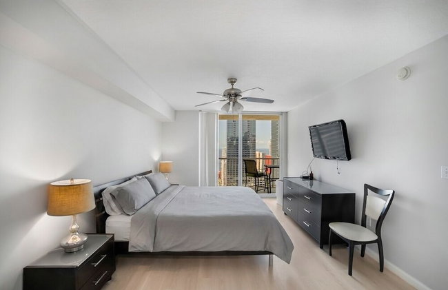 Luxurious 3BR Condo with Pool in Brickell - Foto 83