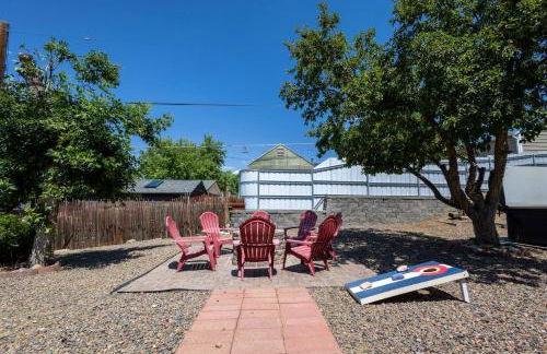 Light-filled retreat w hot tub & firepit - Foto 44