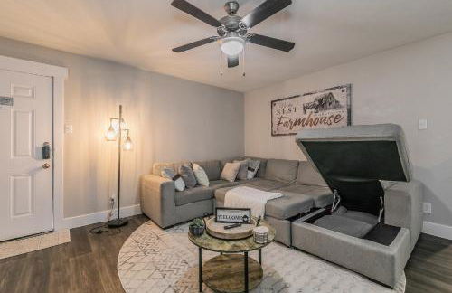 Cozy 2BR Farmhouse Apt - Sleeps 8 - FREE Parking! - Photo 7