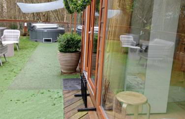 Private Couples hideaway with hot tub - Photo 7