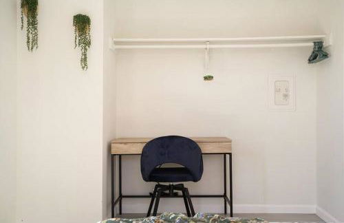 Mountain View 2BR 1 Bath Retreat with Private Lanai - Photo 5