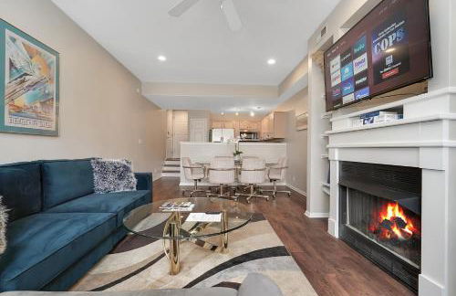 Lux Townhouse, Walk to All, Sleeps 6 Adults - Photo 27