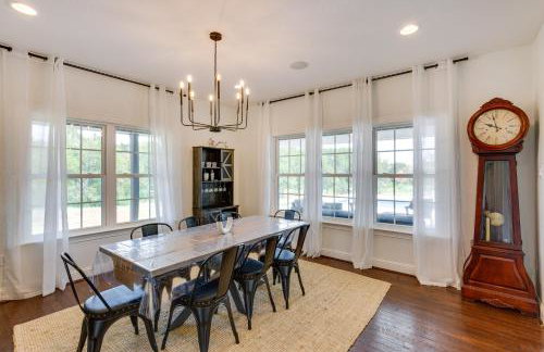 Unwind Fireside Wills Point Gem with Hot Tub and Pond - Foto 6