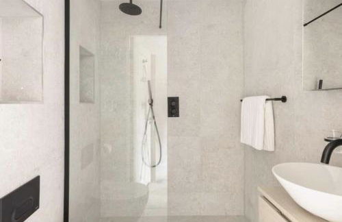 5 The Lookout - 2 bed apartment with parking, balcony & sea views - Photo 8