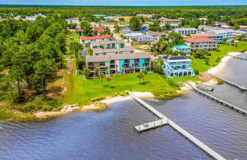 10 Mi to Navarre Beach! Waterfront Rental w/ Pool - Foto 34