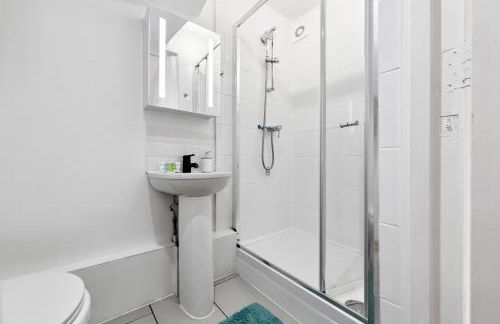 4 Bedroom House by Homestyles Hosts - Short Lets and Serviced Accommodation Islington - Private En-Suite - Foto 15
