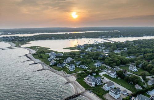 Stay 1 Block from Ocean at 7-Bed Retreat with Yard, Deck and Game Room, Host Up to 22 Across 16 Beds, Gas Fireplace, Gas Grill, Ample Parking, Walk to Menauhant Beach, Perfect for Family Getaway, 24 Hr Hospitality - Foto 52