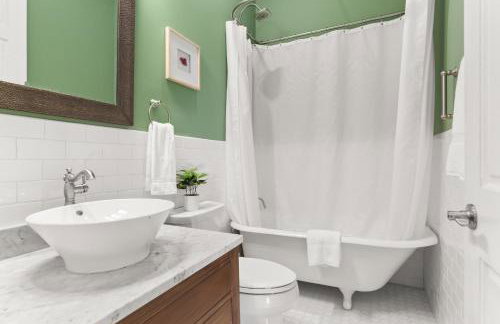 Upscale 3 Bed 2 Bath Private Home in Uptown New Orleans! Close to Magazine Street, Universities, & French Quarter - Photo 7