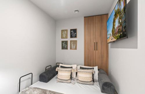 Downtown Condo with Den and Pool Access - Foto 11